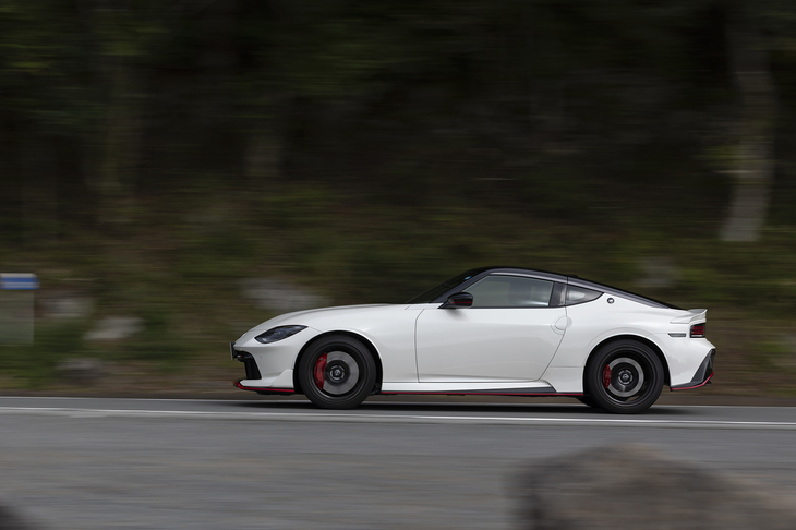 現行型では2024年モデルで追加設定された「NISMO」（ATのみ）。当初の価格は920万0400円だったが、2027年モデルでは975万2600円に。オプションも含めた今回の試乗車の総額は999万5505円。