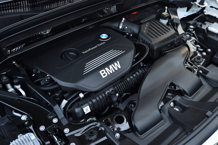 日本仕様のエンジンは1.5リッター直3ガソリンターボと、出力の異なる2種類の2リッター直4ガソリンターボの全3種類。「xDrive25i」には、最高出力231ps、最大トルク35.7kgmの2リッター直4ガソリンターボが搭載される。