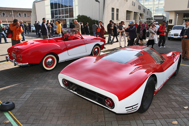 「日産R380A-II」と「ダットサン・フェアレディSPL213」の後ろ姿。R380A-IIのテールライトは、2代目「プリンス・スカイライン」（S50系）用である。