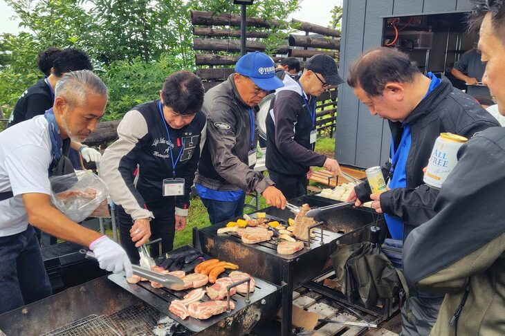 焼き網にてモリモリ焼かれるお肉の図。このまま、肉の写真ばかり載せていたい……。