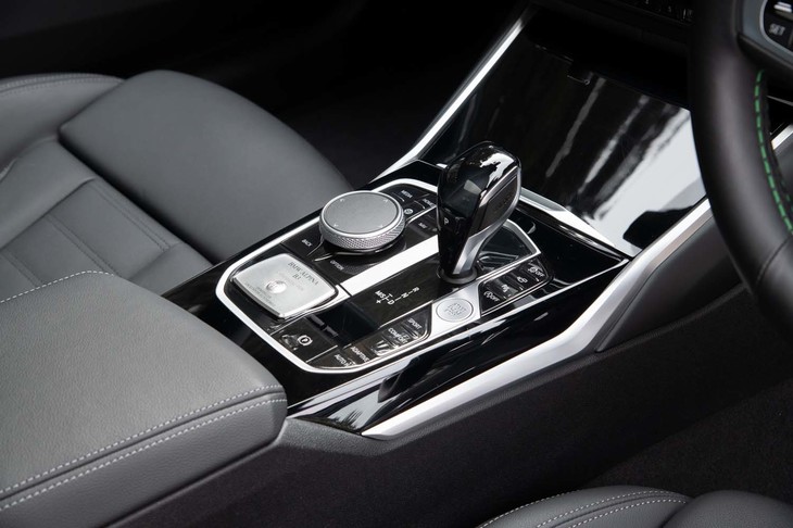 ギアボックスはZF製の8段スポーツAT。ステアリングホイール裏のボタンで手動変速するスイッチトロニックに加えて、シフトパドルも選択できるようになったのが新しい。