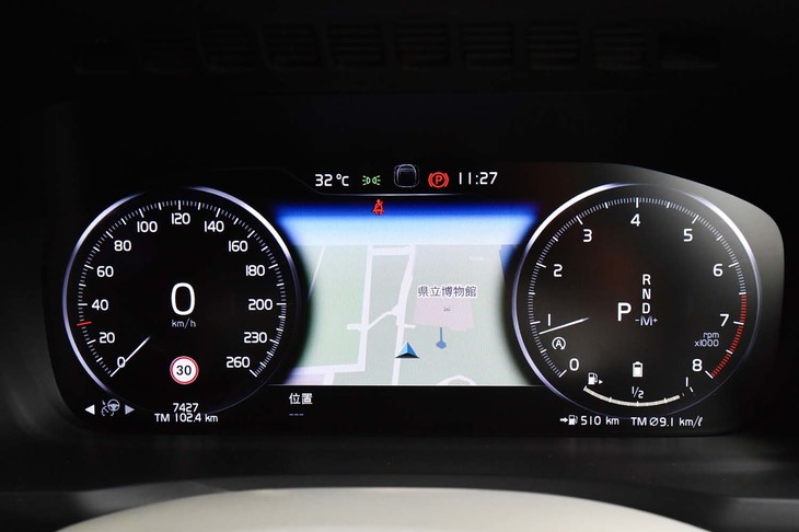 メーターパネルは12.3インチの液晶タイプ。画面中央にはカーナビのマップを表示できる。
