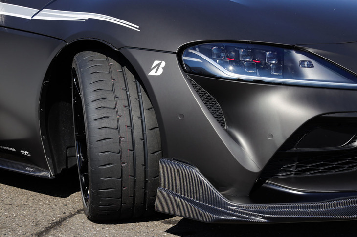 「ポテンザRE-71RS」では、新デザインのトレッドパターンと非対称トレッドプロファイルを採用。コーナリング中の接地形状を最適化し、接地圧分布を均一化するという。