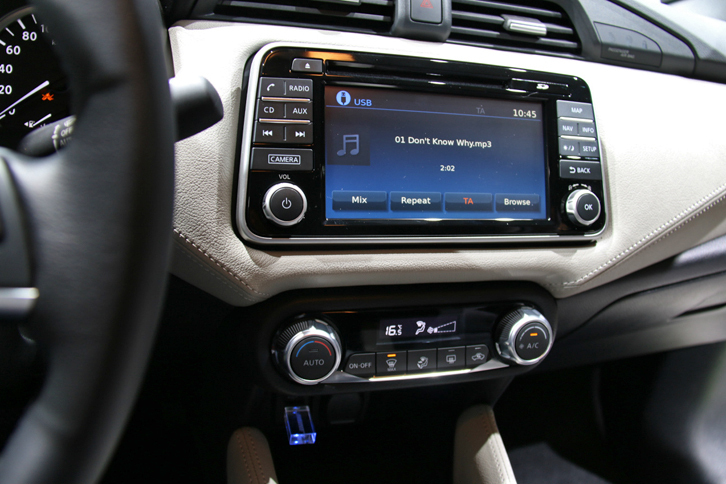 新型「マイクラ」のオーディオシステムでは、7インチのカラーディスプレイを通じて、ナビゲーション、携帯電話、Apple CarPlay経由のダウンロードによるアプリケーション、加えてSiriの音声コントロールを使用できる。