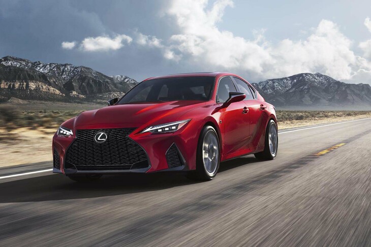 北米仕様車の0-60mph（0-96km）加速タイムは4.4秒と公表される。燃費については、EPA基準の複合モードで20MPG（約8.5km/リッター）となっている。