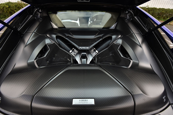 キャビン後方のエンジンルーム。カーボンファイバー製のエンジンカバーは、40万円のオプション。