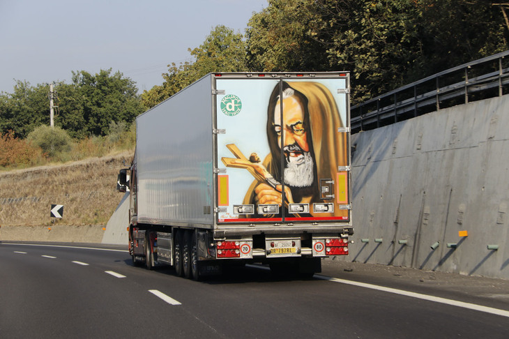 （写真J）。20世紀の聖人であるピオ神父を大胆なエアブラシで表現したトラック。