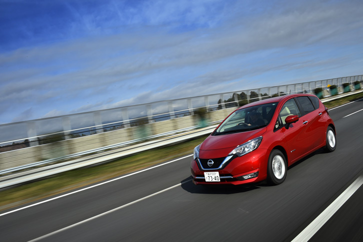 今後、日産ではVモーショングリルの青いアクセントや、メーターパネルのブルーライン、丸い形状のシフトノブなどを、電動パワープラントを搭載するモデルに共通する意匠として採用していくとしている。