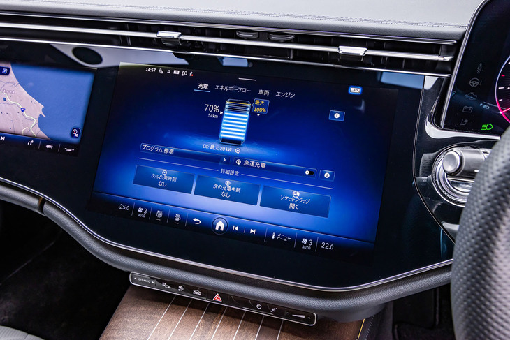 充電状況を表示したセンターディスプレイの画面。「E350eスポーツ エディションスター」は約140km/hまでEV走行が可能で、EV走行換算距離（等価EVレンジ、WLTCモード）は112kmと発表されている。