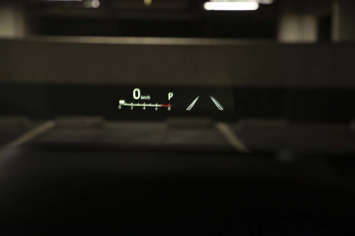 速度計とエンジン回転計、運転支援装備の作動状況などをウインドシールドに表示するヘッドアップディスプレイを装備する。