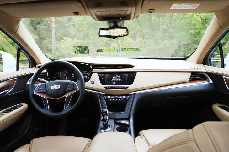 インテリアの仕様は、2グレード合わせて全4種類。上級グレード「プラチナム」には、BOSEスタジオサラウンドサウンド14スピーカーシステムやトライゾーンオートエアコン、LED式の間接照明などが標準装備される。