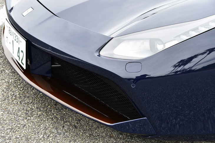 テスト車には、褐色のカーボンファイバーを用いたフロントスポイラーが装着されていた。