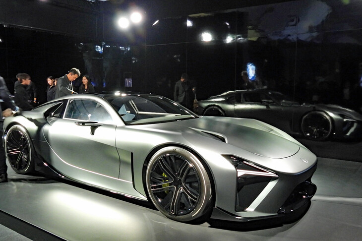 実は「レクサス・スポーツコンセプト」は、「Tokyo Future Tour 2035」のソニーのブースにも展示されていた。クルマのペダルやステアリングホイールを操作し、リアルな運転感覚でドライビングシミュレーター『グランツーリスモ7』を楽しめるという技術「VR Cockpit」の展示に供されたのだ。