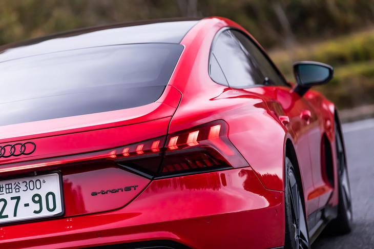 今回試乗したのは、3チャンバー式エアサスペンションやマトリクスLEDヘッドランプなどが標準で装備されるハイパフォーマンスバージョンの「RS e-tron GT」。車両本体価格は1799万円。