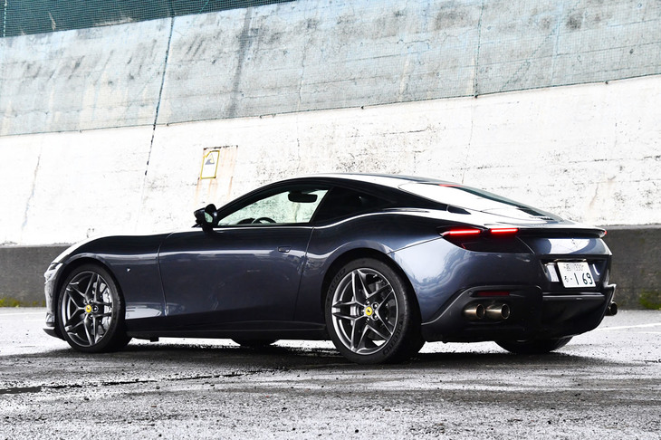 「フェラーリ・ローマ」の個性的なエクステリアデザインは、フェラーリスタイリングセンターが担当。「1950〜1960年代のイタリア・ローマで見られたドルチェヴィータ（華やかで自由気ままな生き方）の世界観を現代流に解釈し直したもの」とされている。