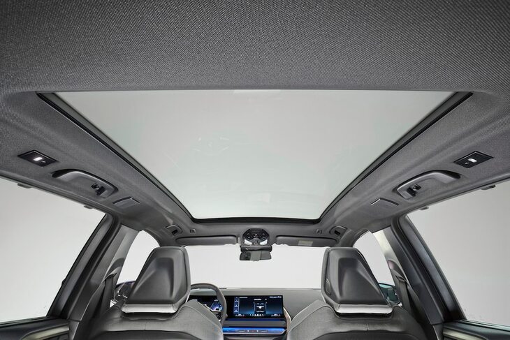 巨大なパノラミックガラスルーフもオプションとして用意される。