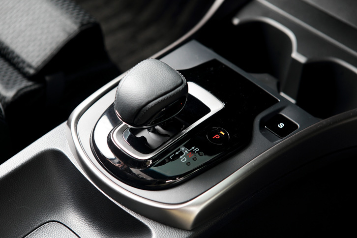 ブラックの本革製セレクトノブは、ハイブリッド車のみに設定される。