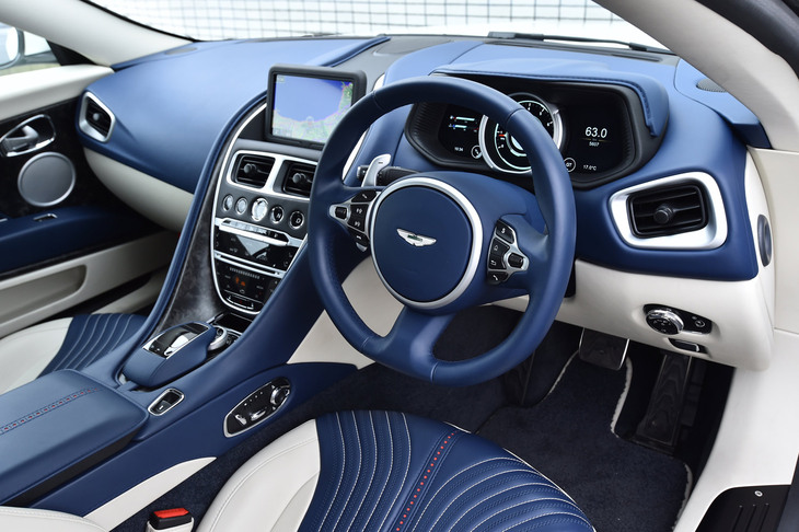 プレミアムブランドのクルマゆえに、インテリアは細部までカスタマイズが可能だった。ここは新車時のオーナーの意向が色濃く反映されるところだけに、自分の嗜好にはまるクルマを探そうと思ったら、根気が必要かも。