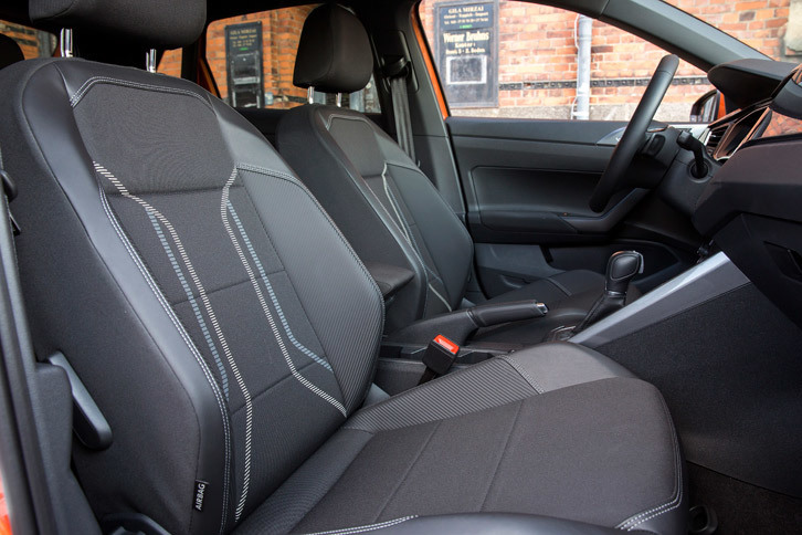 乗車スペースについては、前後席間の距離やヘッドルームを広げるなどして居住性の改善が図られている。写真は「ハイライン」に装備されるスポーツコンフォートシート。
