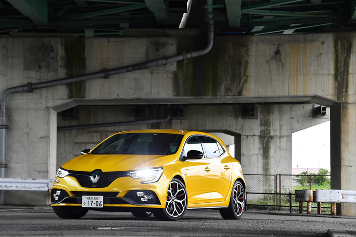 今回、池沢早人師先生がステアリングを握ったのは、2021年3月に発売された「メガーヌ ルノースポール トロフィーEDC」の改良モデル。FF車最速の称号を賭けて「ホンダ・シビック タイプR」と競い合うフレンチホットハッチである。車両本体価格は504万円。