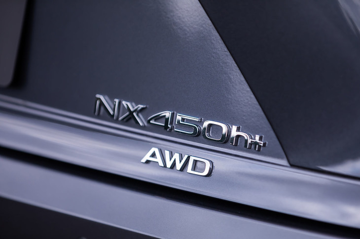 NX450h＋“バージョンL”（エンブレム）