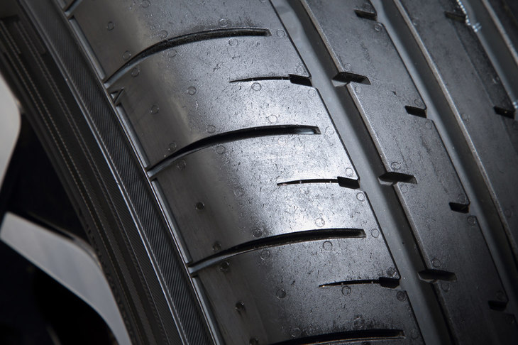 外側のショルダーについては、ブロックを横断しないようにミゾを配することで高剛性を実現。ふらつきを抑え、高いハンドリング性能を実現している。