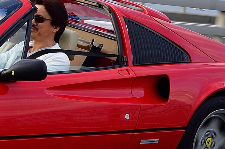 「フェラーリ328GTS」の穴と割れ目。（写真＝池之平昌信）