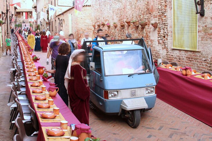 『デカメロン』の著者ボッカッチョゆかりのチェルタルド村で。祭りの準備に活躍する「アペ」。ジウジアーロによるデザインの「TM」である。2016年。