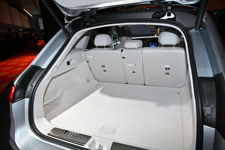 メルセデス・ベンツEQE350 4MATIC SUV（ラゲッジスペース）