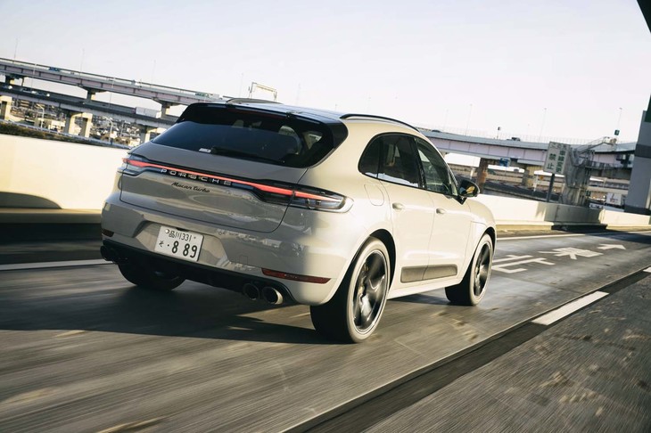 「マカン ターボ」の車重は1945kg。4気筒エンジンを搭載するベーシックな「マカン」に比べ75kg重くなっている。