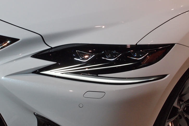 LS500h“Fスポーツ”（ヘッドランプ）