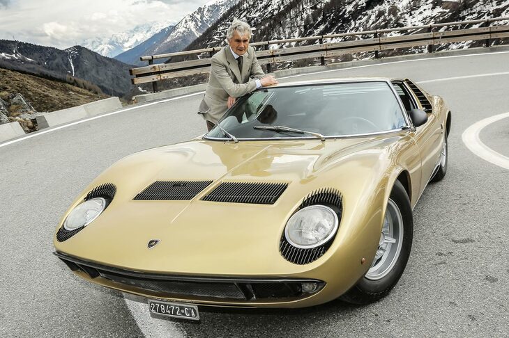 マルチェロ・ガンディーニ（1938-2024）と「ランボルギーニ・ミウラ」。