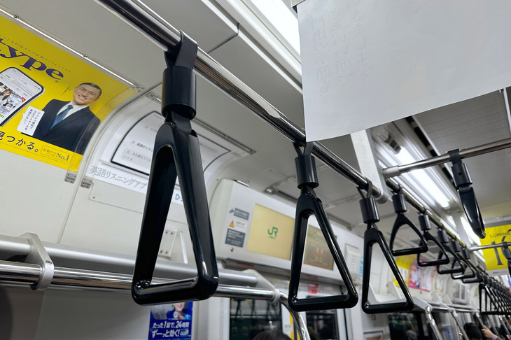 JR東日本「E233」系の黒色つり革。かつて登場したとき、あまりの視覚的インパクトに複雑な思いがしたが……。