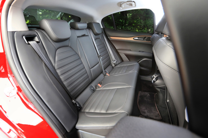 リアシートは4：2：4の3分割可倒式で、4人乗車時でも、シートの中央部だけを倒して長尺物を積むことが可能。左右のドアポケットの収納に加え、センターアームレストにもカップホルダーが備わる。