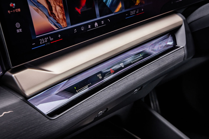 センターディスプレイ下部や、ダッシュボード中央を通りドアトリムまで水平に配置される、立体的なクリスタルの「BMWインタラクションバー」を標準で装備。走行モードに応じてアンビエントライトとして車内をムーディーに演出するほか、ハザードランプと連動して点灯するのも同アイテムの特徴だ。