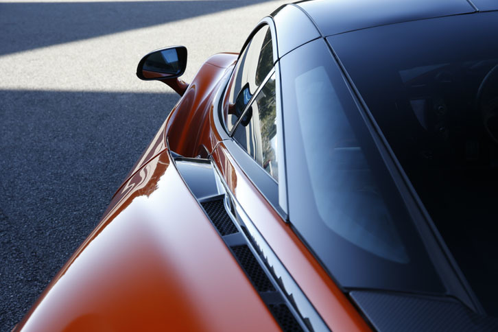 ドアの上面には、前後に伸びるスリットが設けられており、車体後方（写真では手前）のエアインテークからエンジン冷却用の空気が取り入れられる。