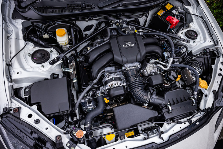 2.4リッター水平対向4気筒自然吸気エンジンは、従来型と同じく最高出力235PS/7000rpm、最大トルク250N・m/3700rpmを発生。6段AT車ではダウンシフトの許容回転数が引き上げられ、より広いトルクバンドを活用できるようになった。