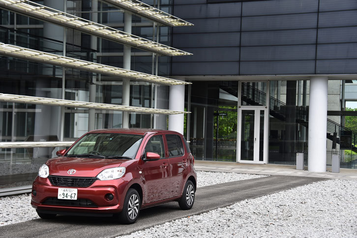 新型「ブーン／パッソ」に搭載されるエンジンは1リッター3気筒のみ。従来モデルに設定のあった1.3リッター4気筒エンジンは廃止された。