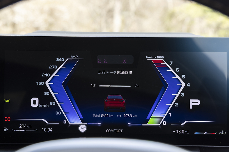 液晶式メーターのパネルデザインはアルピナオリジナル。ブルーとグリーンのアルピナカラーを使っているだけでなく、数字にBMWよりも太いフォントを使っている。