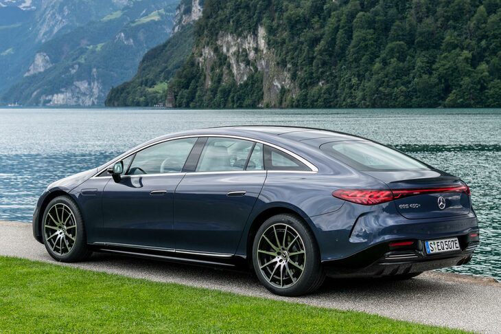 既存の「EQ」シリーズの車種とは異なり、「EQS」は新規開発のBEV専用プラットフォームをベースに開発されていた。