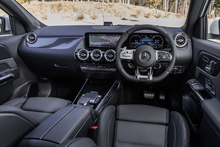 インテリアデザインは、NGCC（ニュージェネレーションコンパクトカーズ）と呼ばれる現行「Aクラス」や「Bクラス」に準じたもの。対話型インフォテインメントシステム「MBUX」や64色から選べるアンビエントライトなどが標準装備されている。