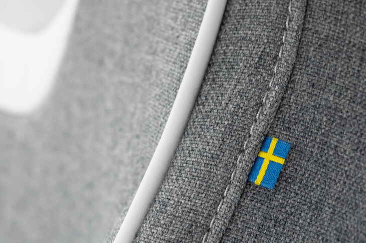 今回は、自動車のシートに付いている「タグ」についてのお話を少々。これは「ボルボXC90」の前席バックレストに付いていたスウェーデン国旗。