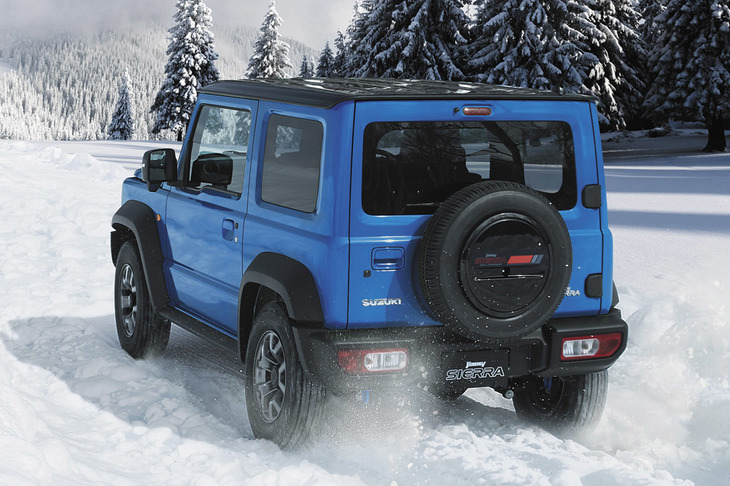 「スズキ・ジムニーシエラ」のボディーサイズは全長×全幅×全高＝3550×1645×1730mm、ホイールベースは2250mm。オフローダーとして注目される最低地上高は210mmとなる。パワーユニットは新開発された自然吸気の1.5リッター直4で、最高出力100PS/6000rpm、最大トルク130N・m/4000rpmを発生。