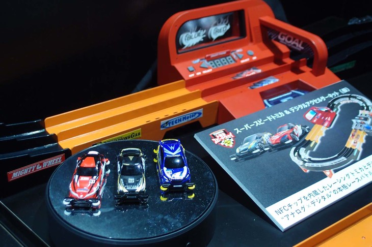 これも50周年の企画として開発が進められる、「スーパースピードトミカ 実況サウンド！ デジタルアクセルサーキット」（仮題）。カウンターで速さを計測しつつ、コース上でトミカ同士の競争が楽しめる。