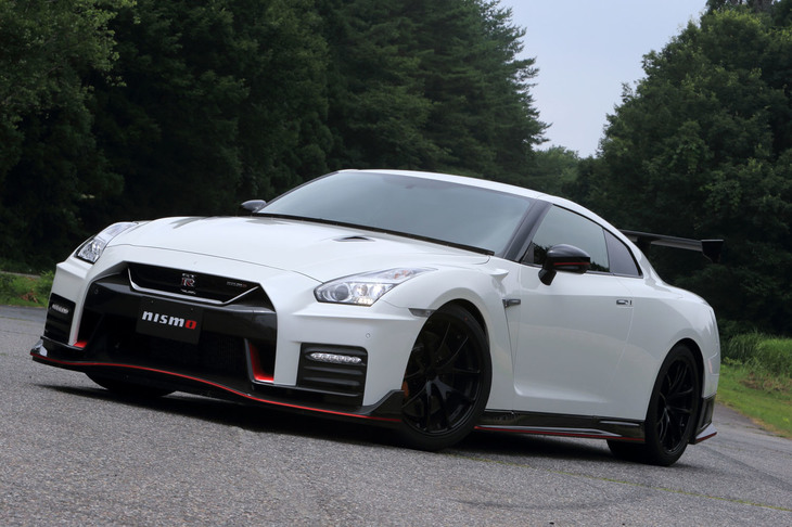 専用カーボンフェンダーほかで精悍（せいかん）さの増した「GT-R NISMO」。