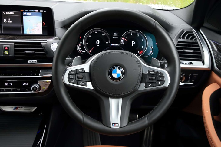 極太のリムが特徴的なステアリングホイール。スポーク部にはカーオーディオやアダプティブクルーズコントロールの操作スイッチが並ぶ。