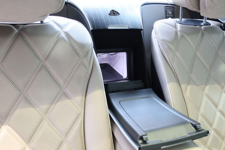 メルセデス・マイバッハS680エディションノーザンライツ（リアシート間のクーラーボックス）