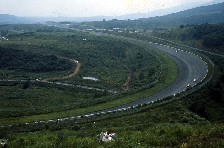 富士スピードウェイの第1コーナーだった30度バンク。ホームストレートから減速なしで飛び込む超高速コーナーとして数々の名勝負を生んだが、あまりに危険だったために1974年を最後に廃止されてしまった。（写真＝FUJI SPEEDWAY）