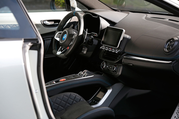 インテリアはブラック基調。助手席の前方にはキーの差し込み口が設けられており、グローブボックスは備わらない。