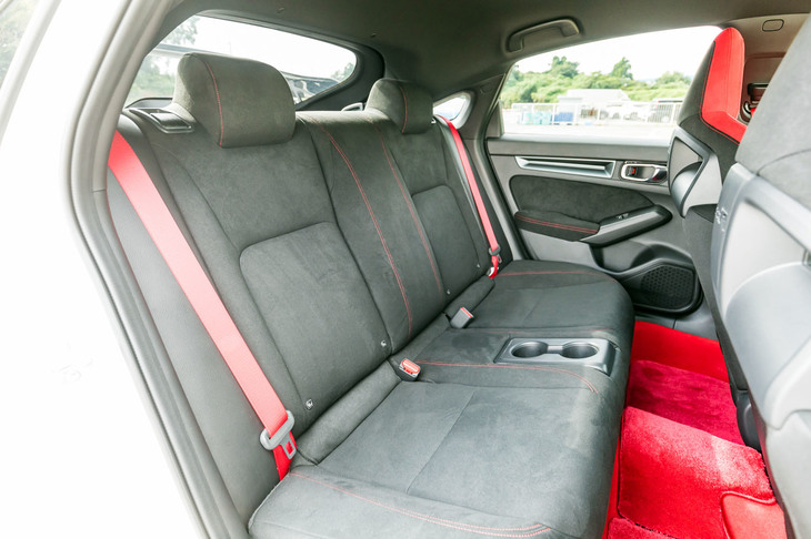 後席や荷室の使用感は、標準車の「シビック」と共通。高いパフォーマンスを実現しつつ、5ドアハッチバックとしての実用性を併せ持つ点も、「シビック タイプR」の魅力だ。